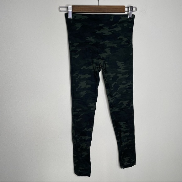 Spanx Camo Cropped Leggings xs Leggings
